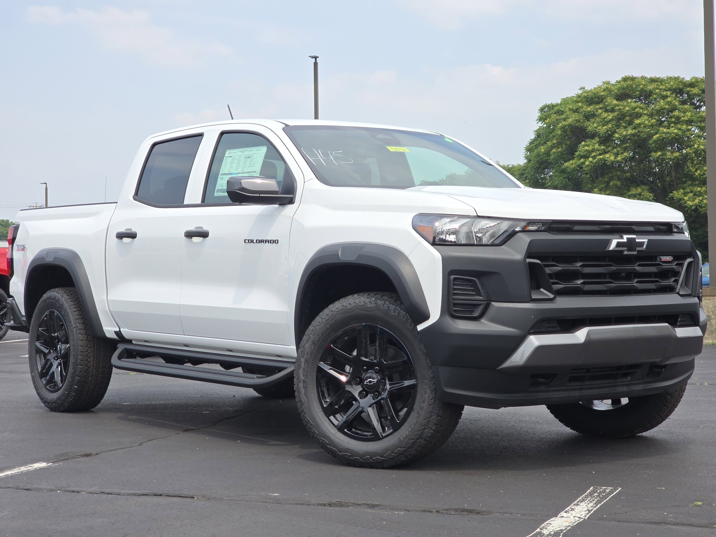 2025 Chevrolet Colorado Trail Boss photo 2