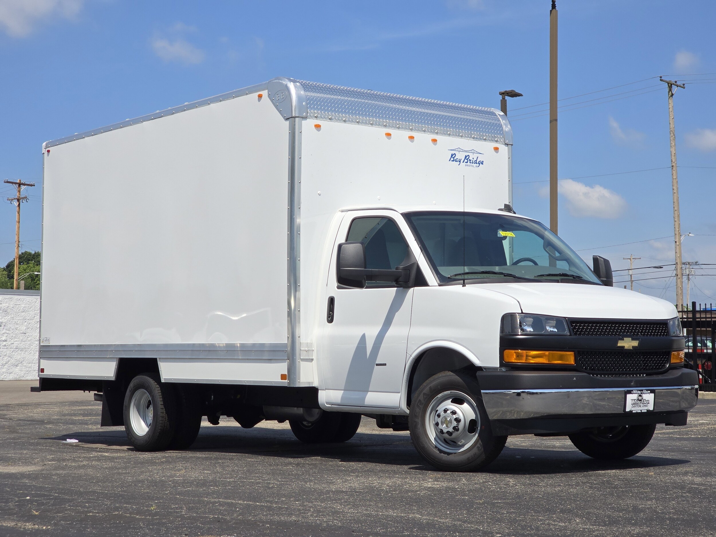 2025 Chevrolet Express 3500 Cutaway photo 2