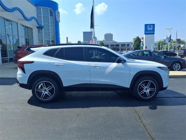 2024 Chevrolet Trax photo 2