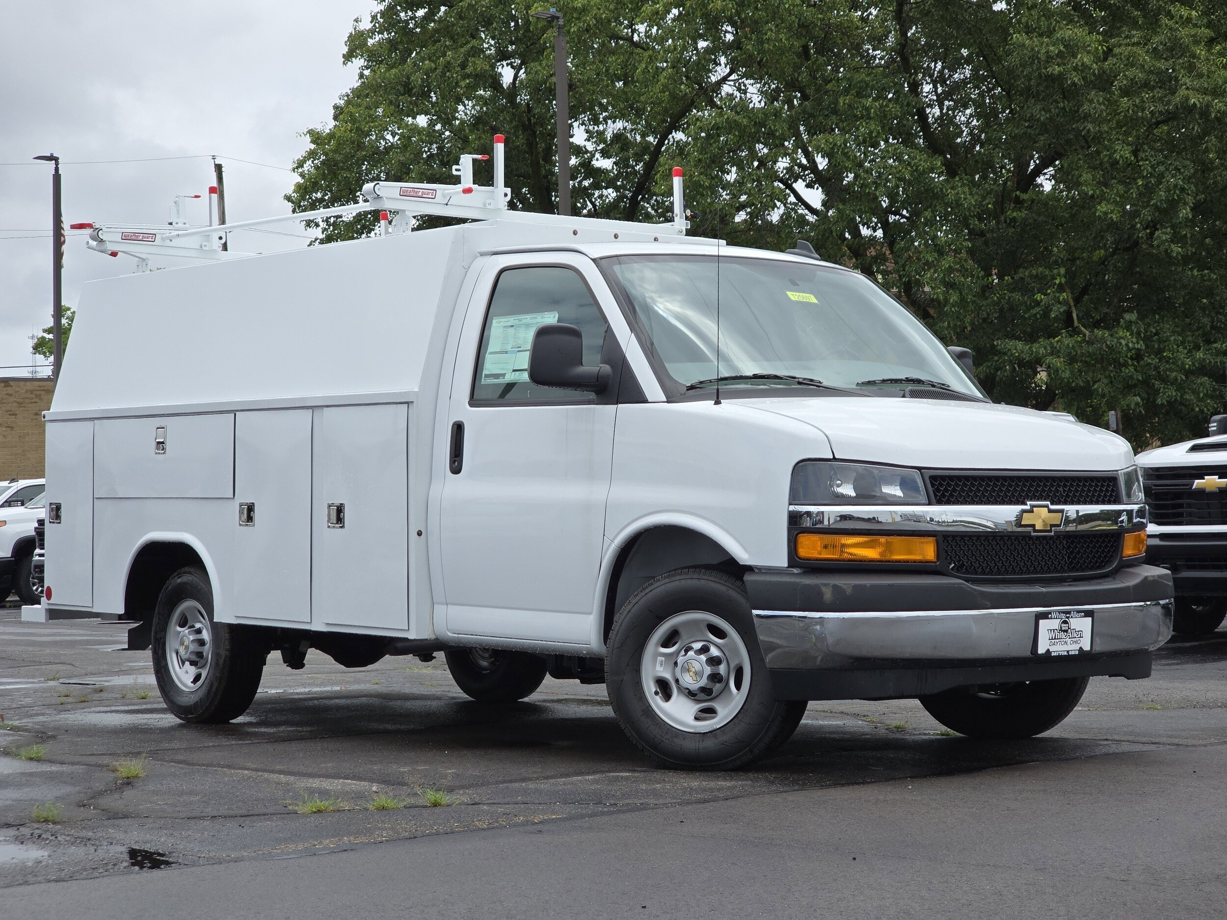 2025 Chevrolet Express 3500 Cutaway photo 2