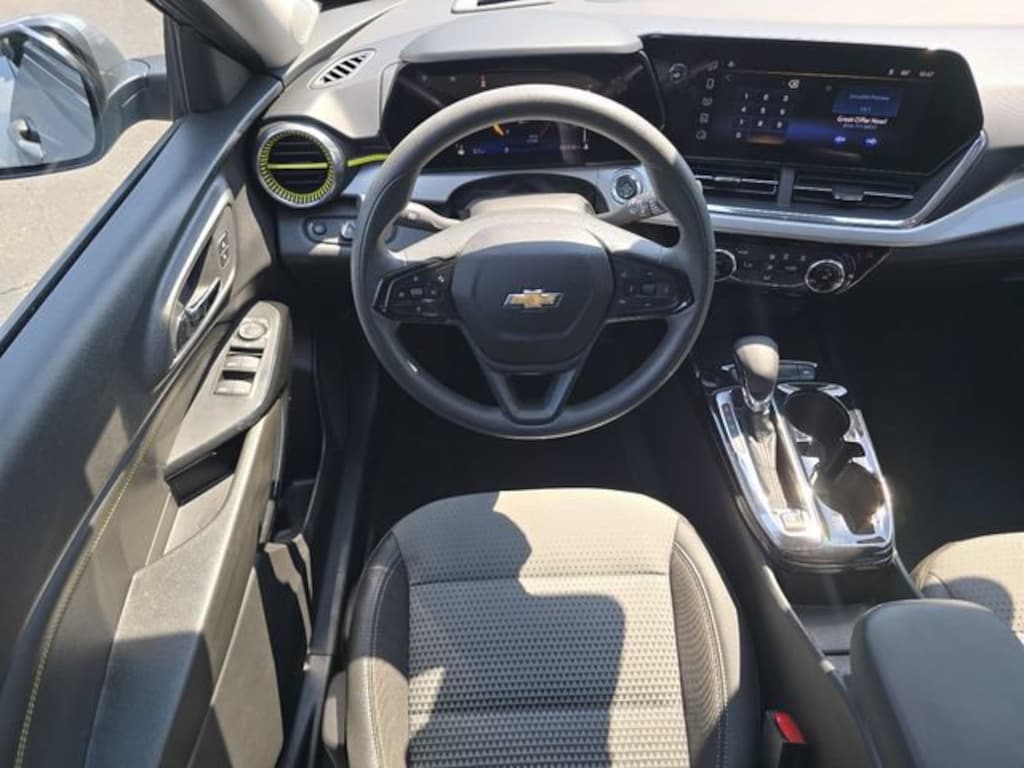 Used 2025 Chevrolet Trax LT SUV