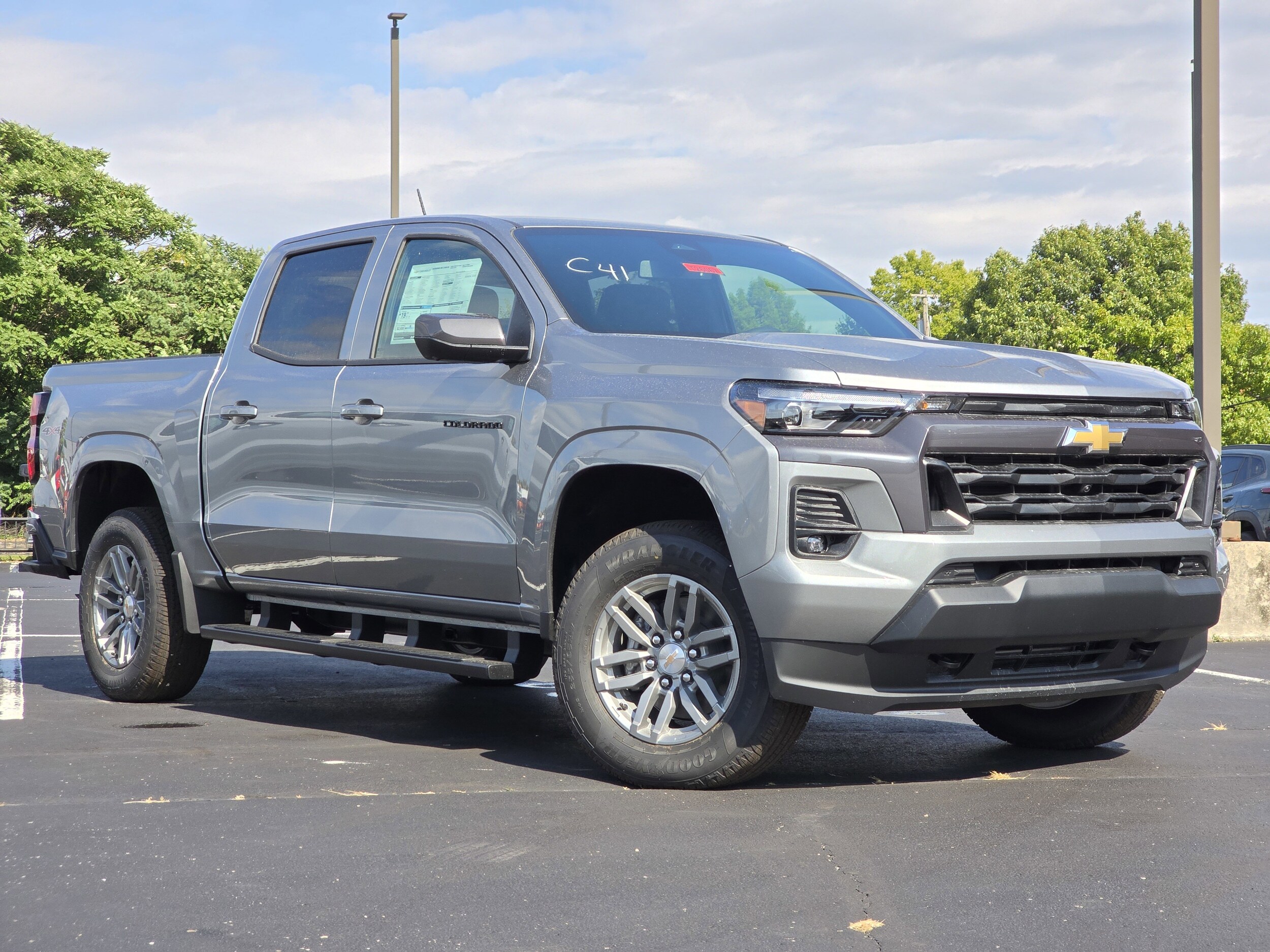 2026 Chevrolet Colorado LT photo 2