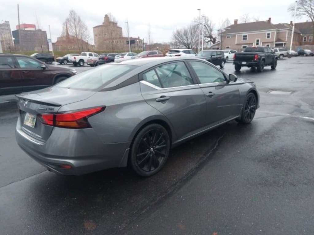 Used 2022 Nissan Altima 2.5 SR Sedan