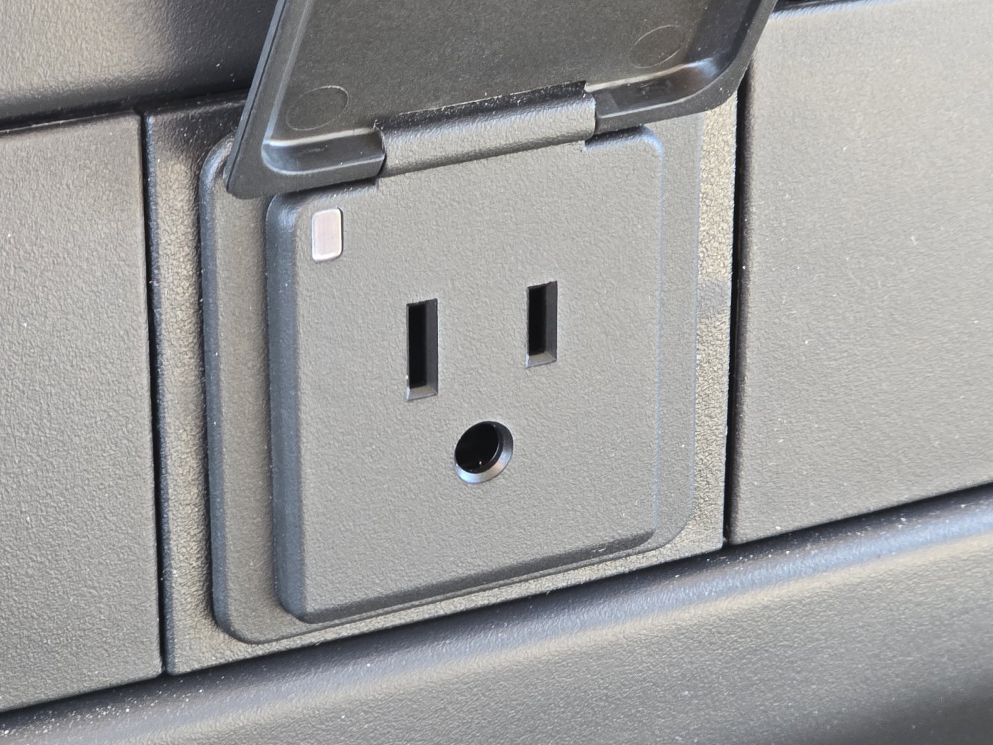 2025 Chevrolet Express 3500 Cutaway photo 4