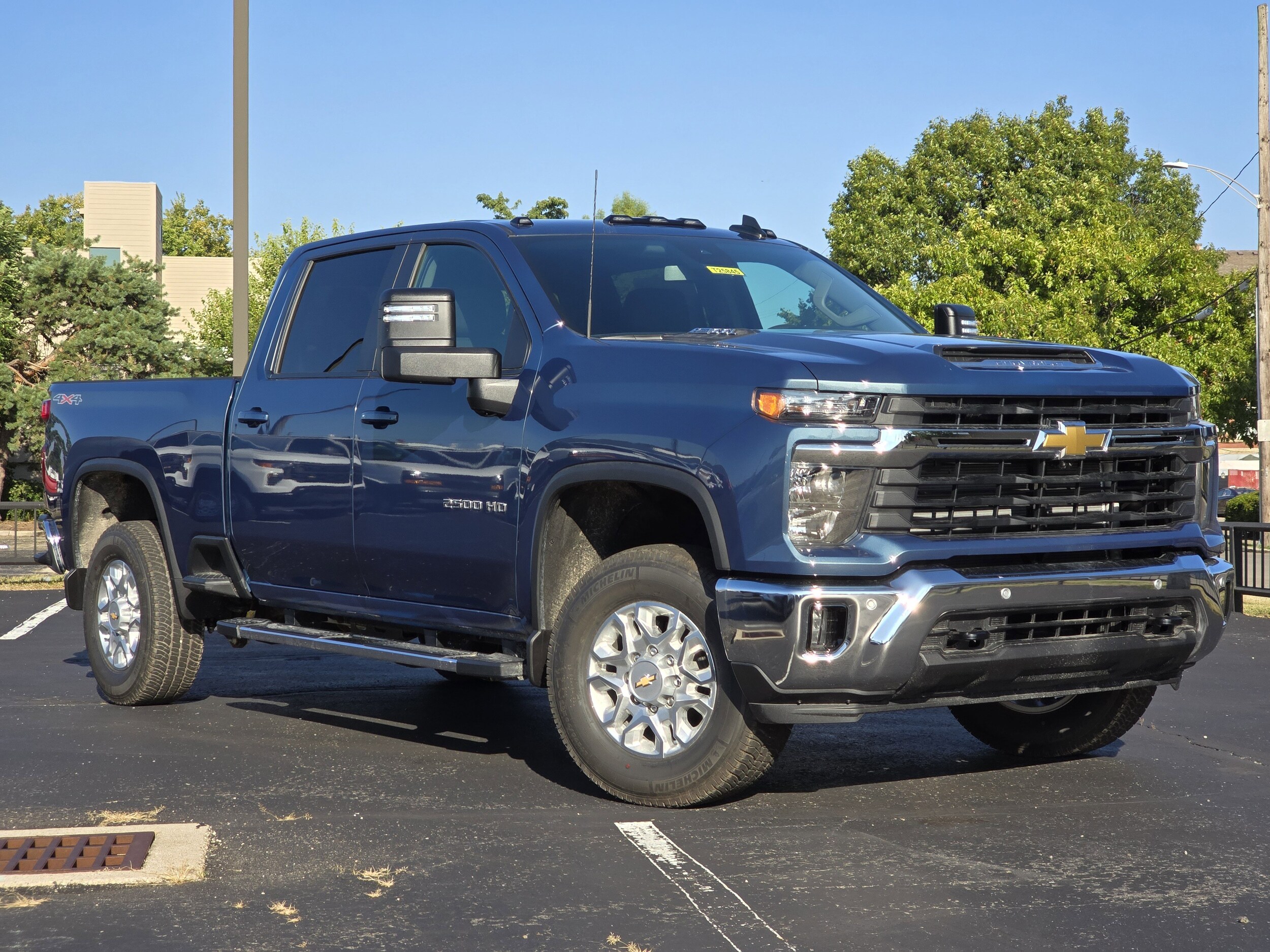 2025 Chevrolet Silverado 2500HD LT photo 2
