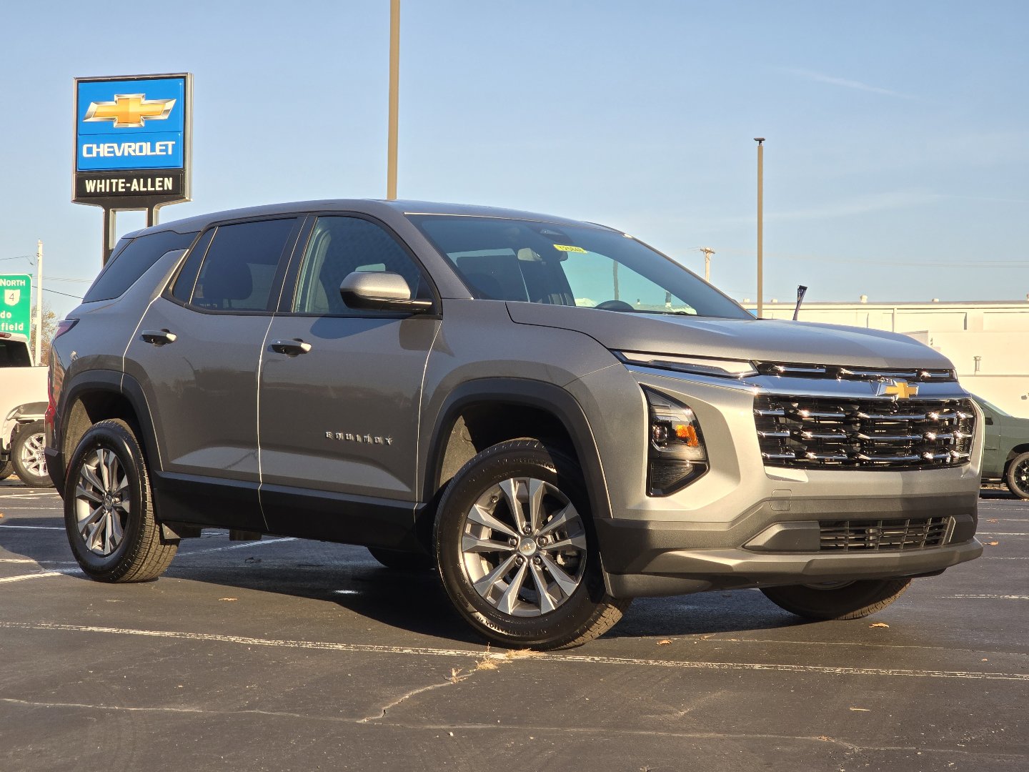 2025 Chevrolet Equinox LT photo 2