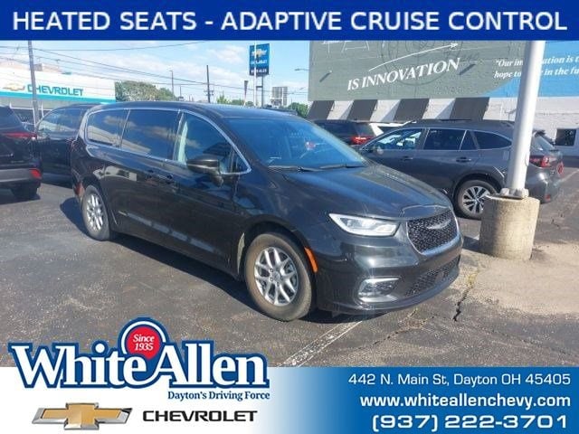 2023 Chrysler Pacifica Touring L's photo