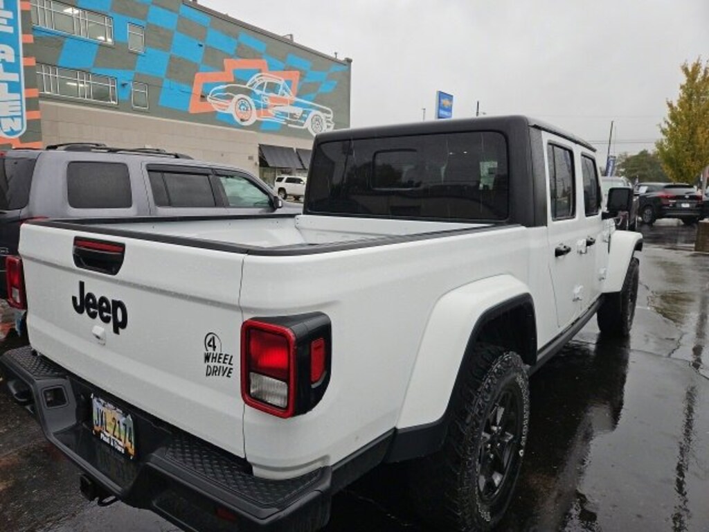 Used 2022 Jeep Gladiator Willys Truck Crew Cab