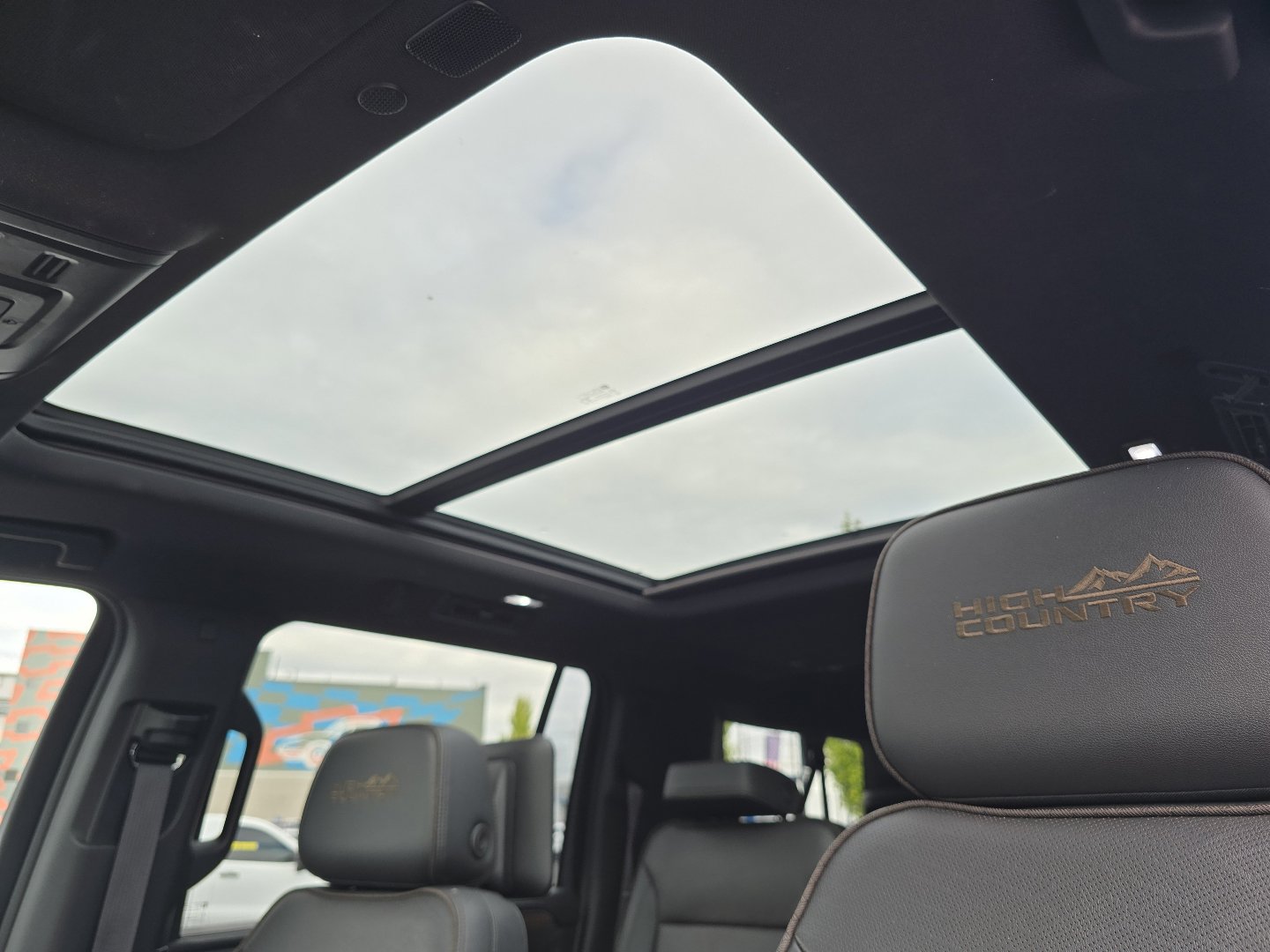 2022 Chevrolet Suburban High Country photo 3