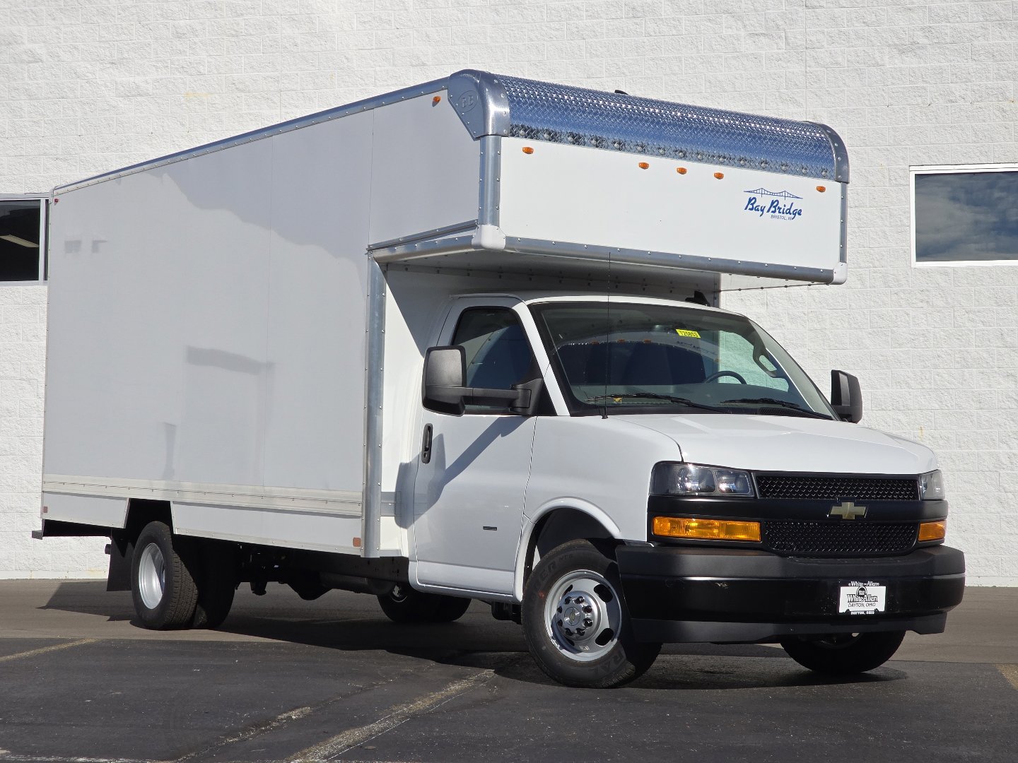 2025 Chevrolet Express 3500 Cutaway photo 2