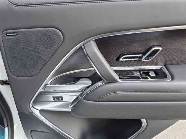 2025 Land Rover Range Rover SE photo 11