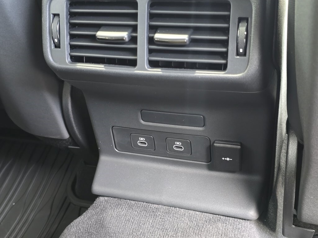 2026 Land Rover Range Rover Velar SE photo 4