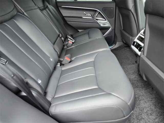 2025 Land Rover Range Rover SE photo 8