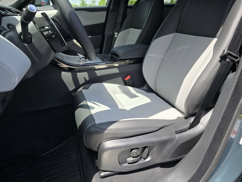 2026 Land Rover Range Rover Velar SE photo 10