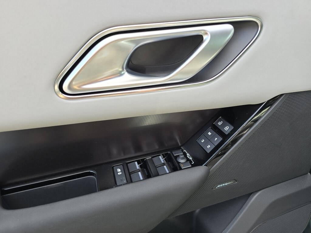 2026 Land Rover Range Rover Velar SE photo 11