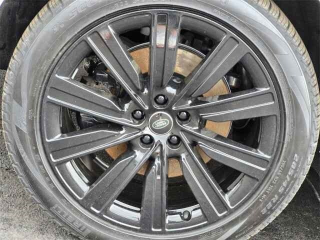 2025 Land Rover Range Rover SE photo 6