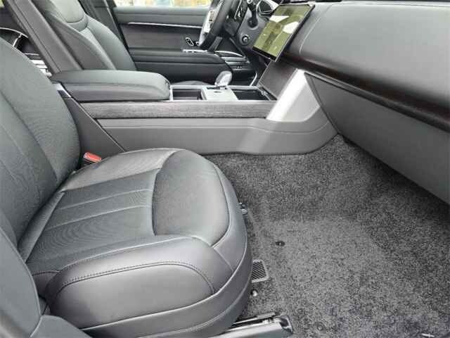 2025 Land Rover Range Rover SE photo 13