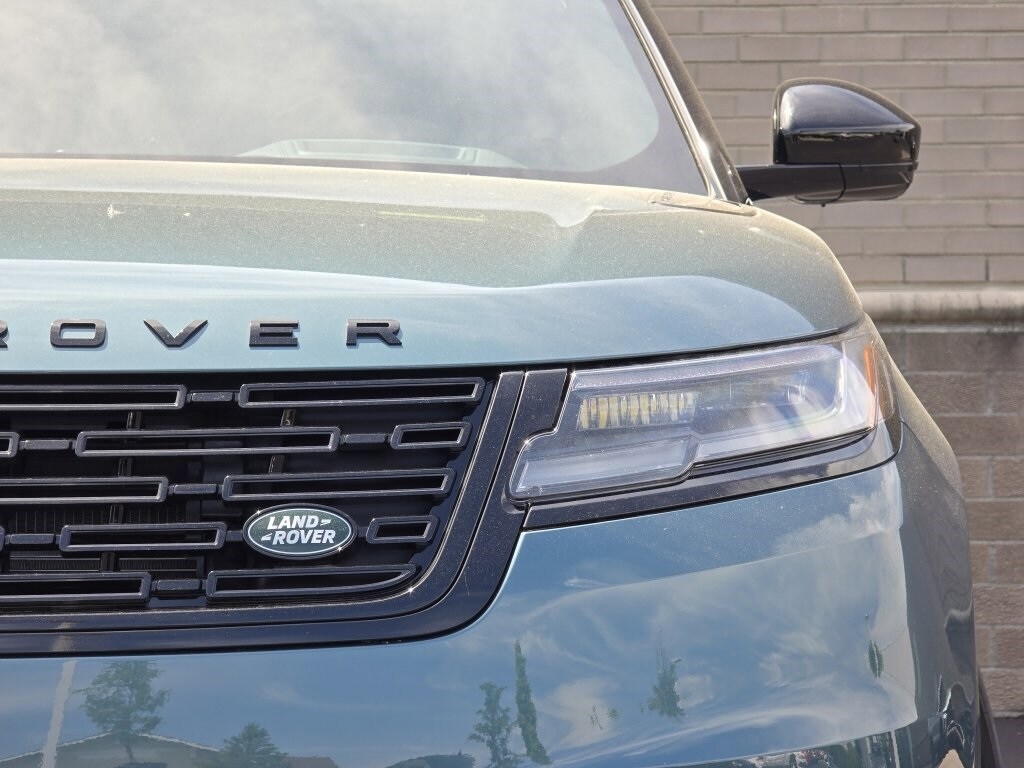 2026 Land Rover Range Rover Velar SE photo 22