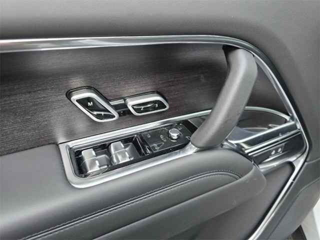 2025 Land Rover Range Rover SE photo 16