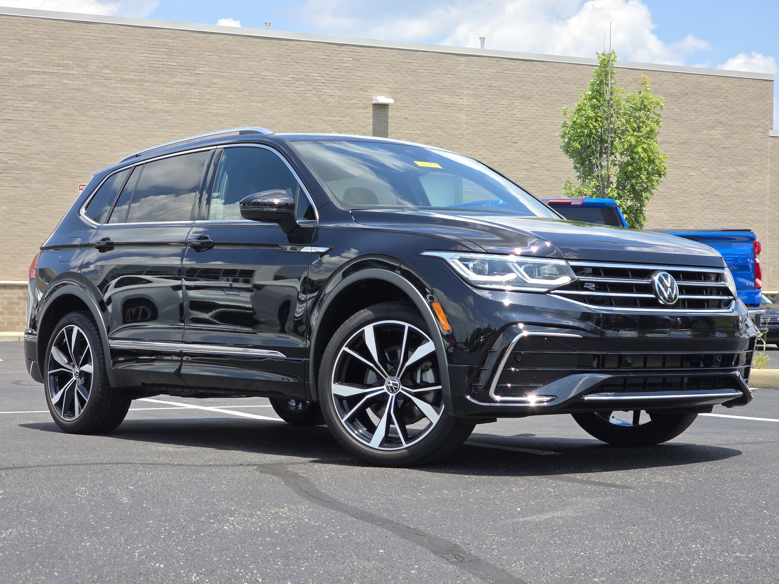Used 2022 Volkswagen Tiguan SEL R-LINE with VIN 3VV4B7AX4NM175034 for sale in Dayton, OH