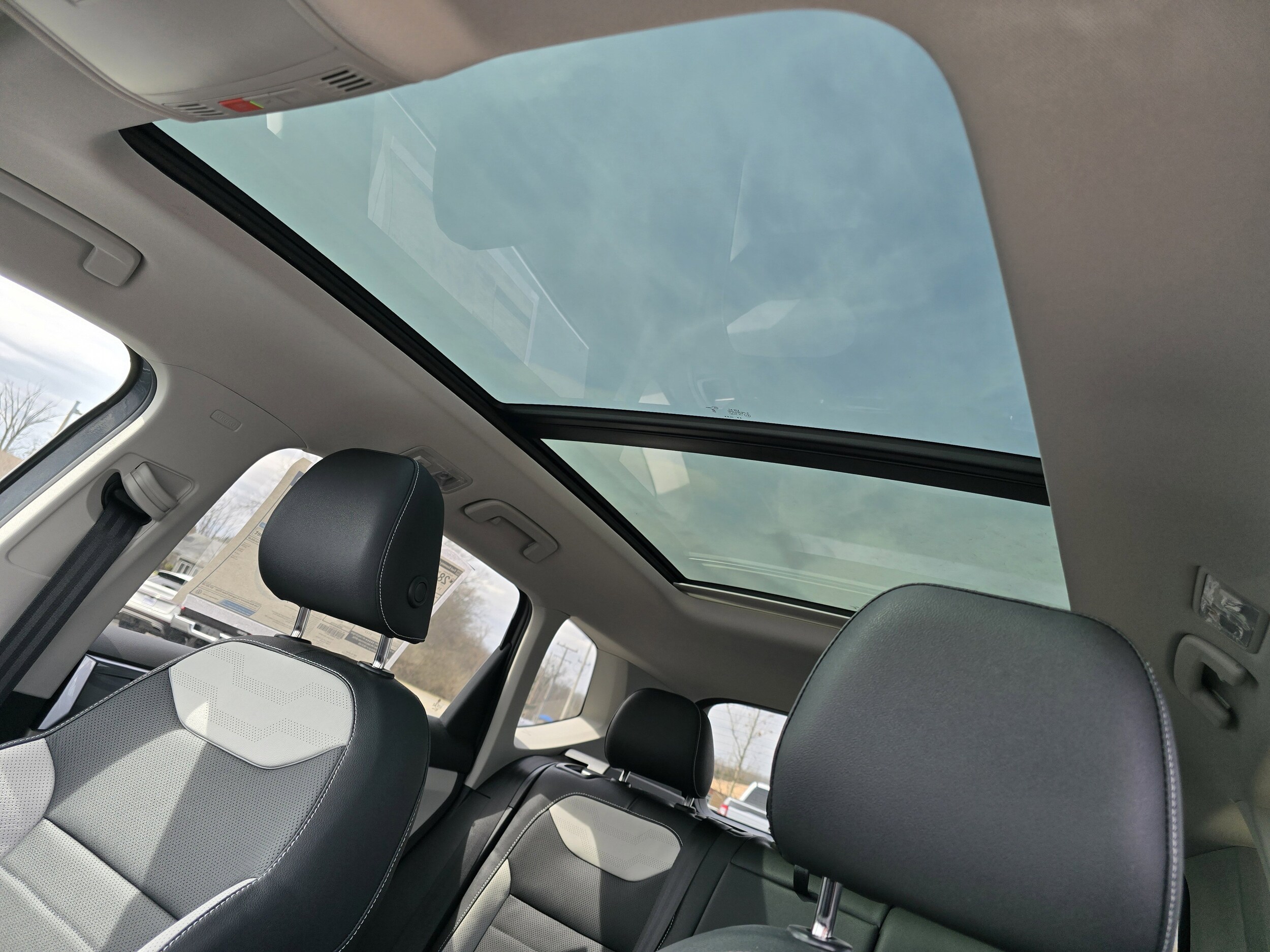 2025 Volkswagen Taos SEL photo 3