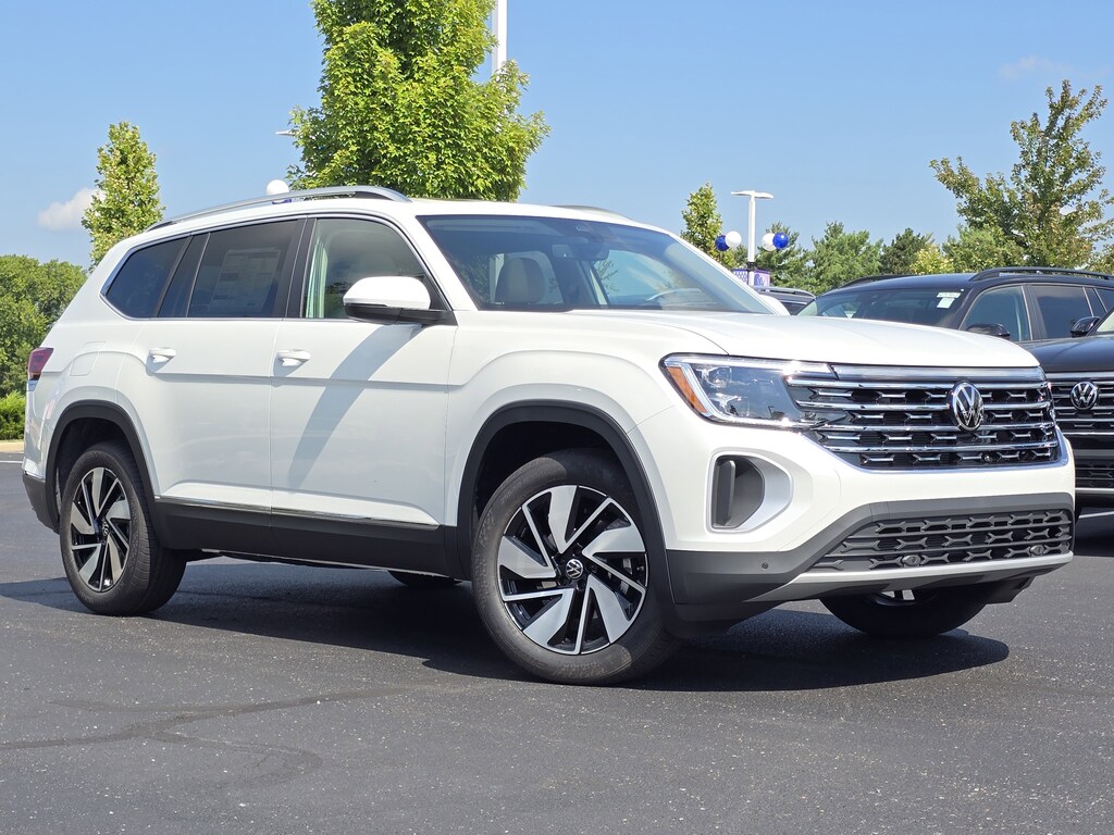 2025 Volkswagen Atlas SEL photo 2