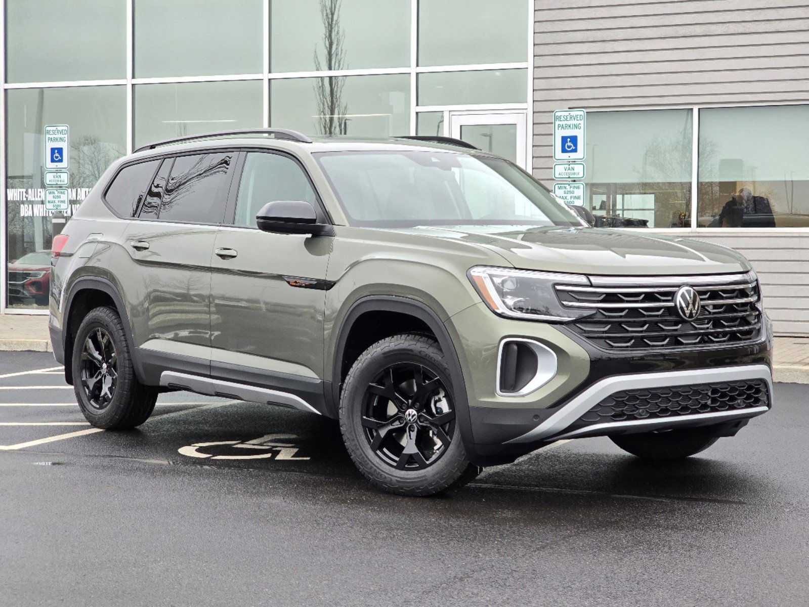2025 Volkswagen Atlas Peak Edition SE photo 2