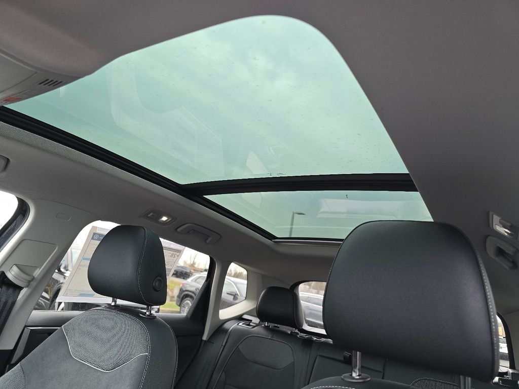 New 2026 Volkswagen Taos 1.5T SE Black SUV