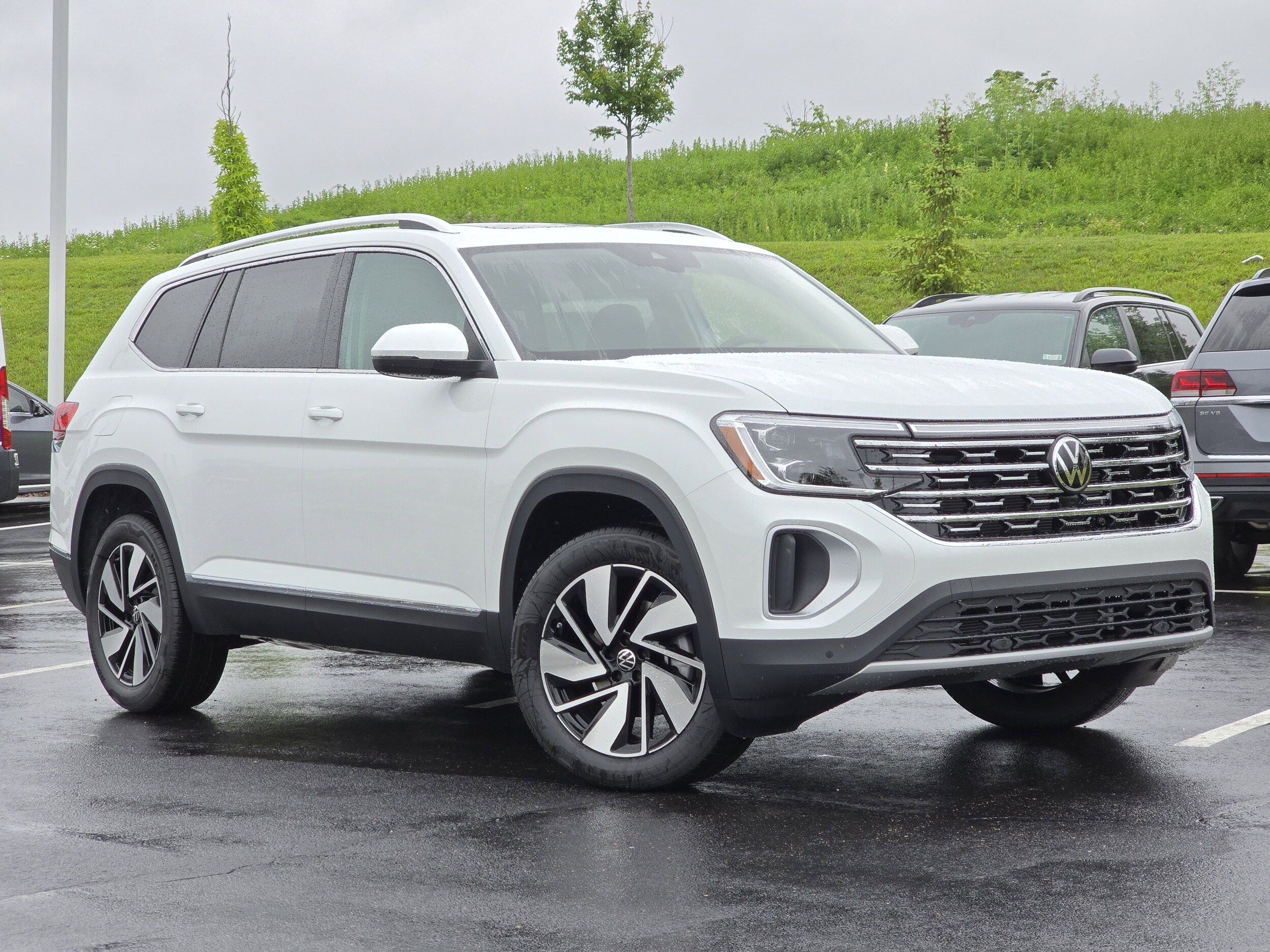 2025 Volkswagen Atlas SEL photo 2