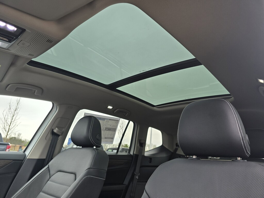 2025 Volkswagen Atlas SEL photo 2