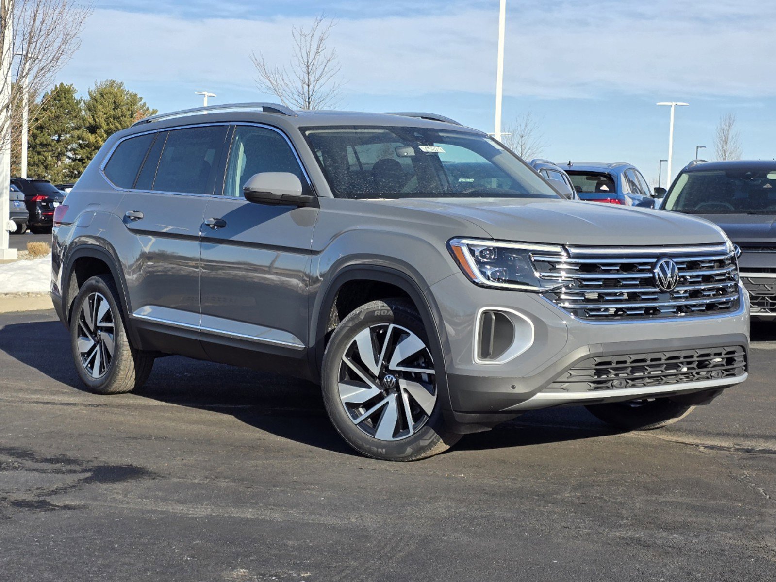 2025 Volkswagen Atlas SEL photo 2