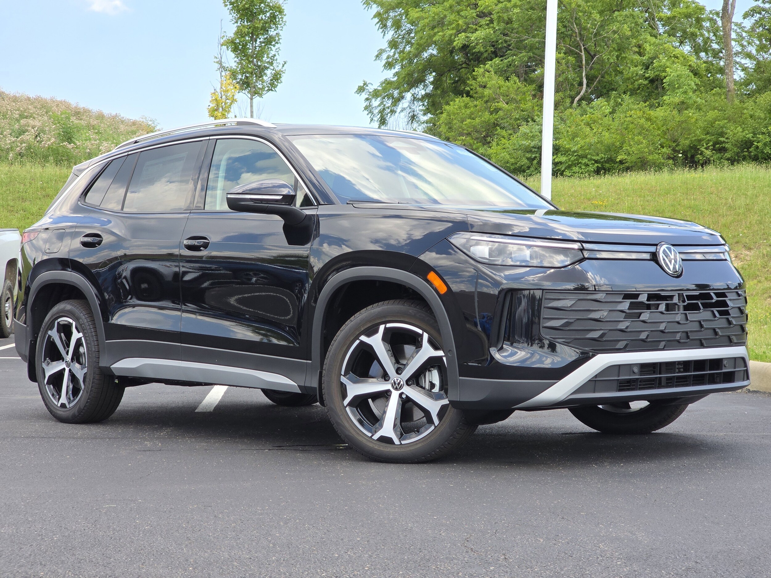2025 Volkswagen Tiguan SE photo 2