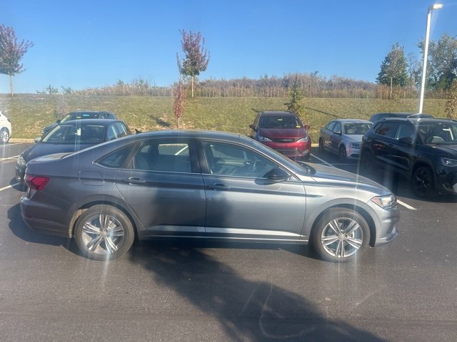2019 Volkswagen Jetta SE R-Line photo 2