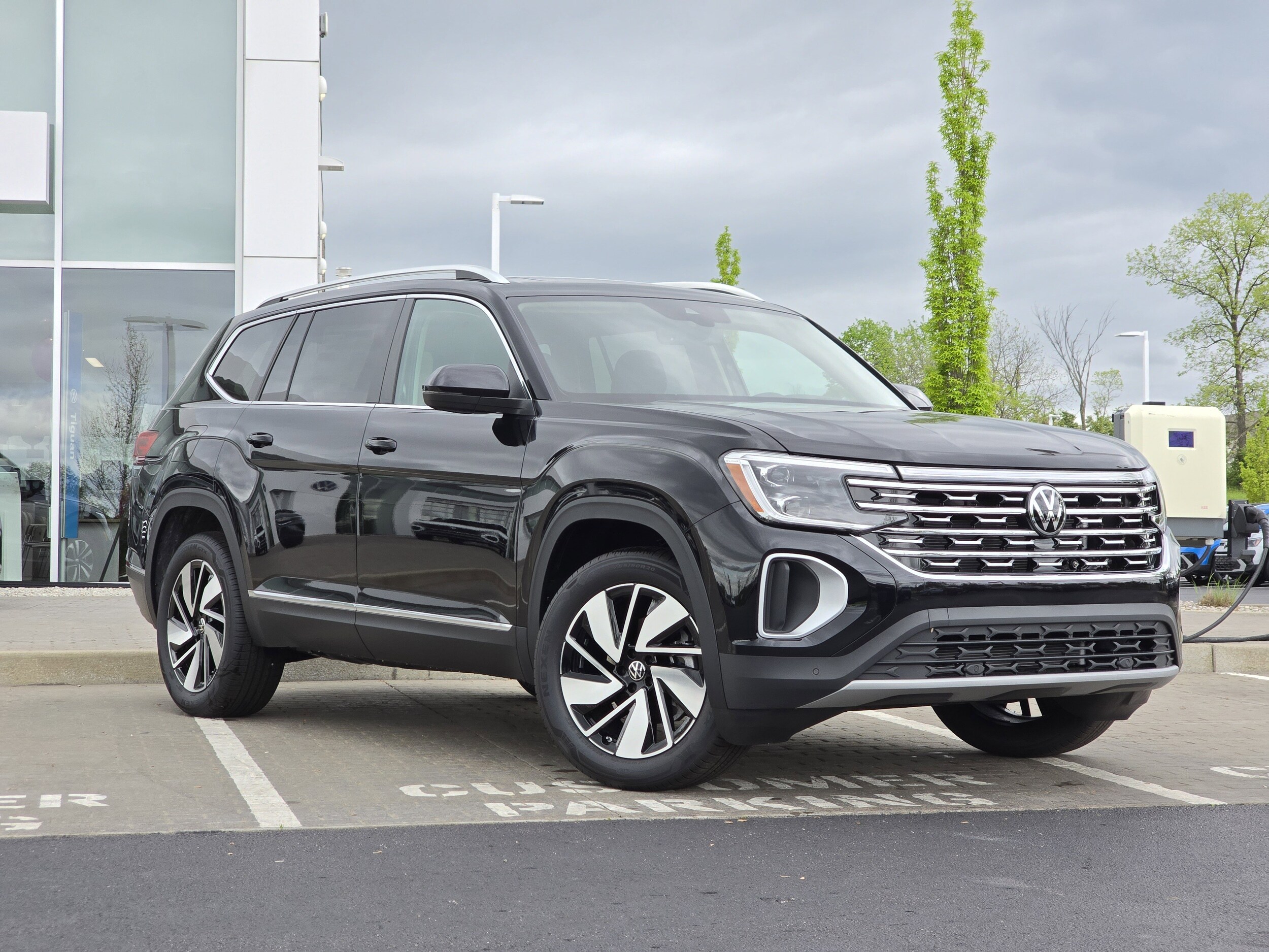 2025 Volkswagen Atlas SEL photo 2