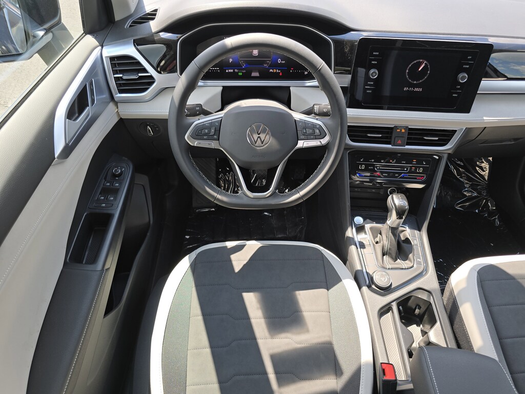 2025 Volkswagen Taos SE photo 2