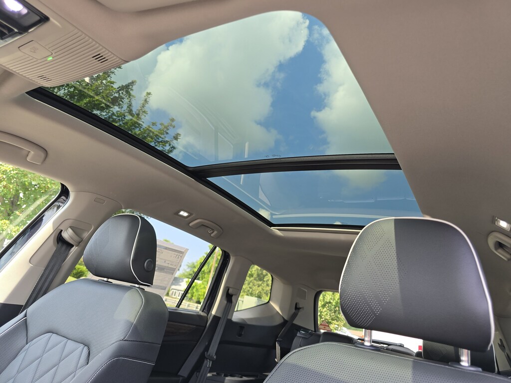 2025 Volkswagen Atlas SEL Premium R-Line photo 3