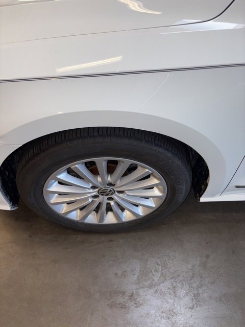 2017 Volkswagen Passat SE photo 2