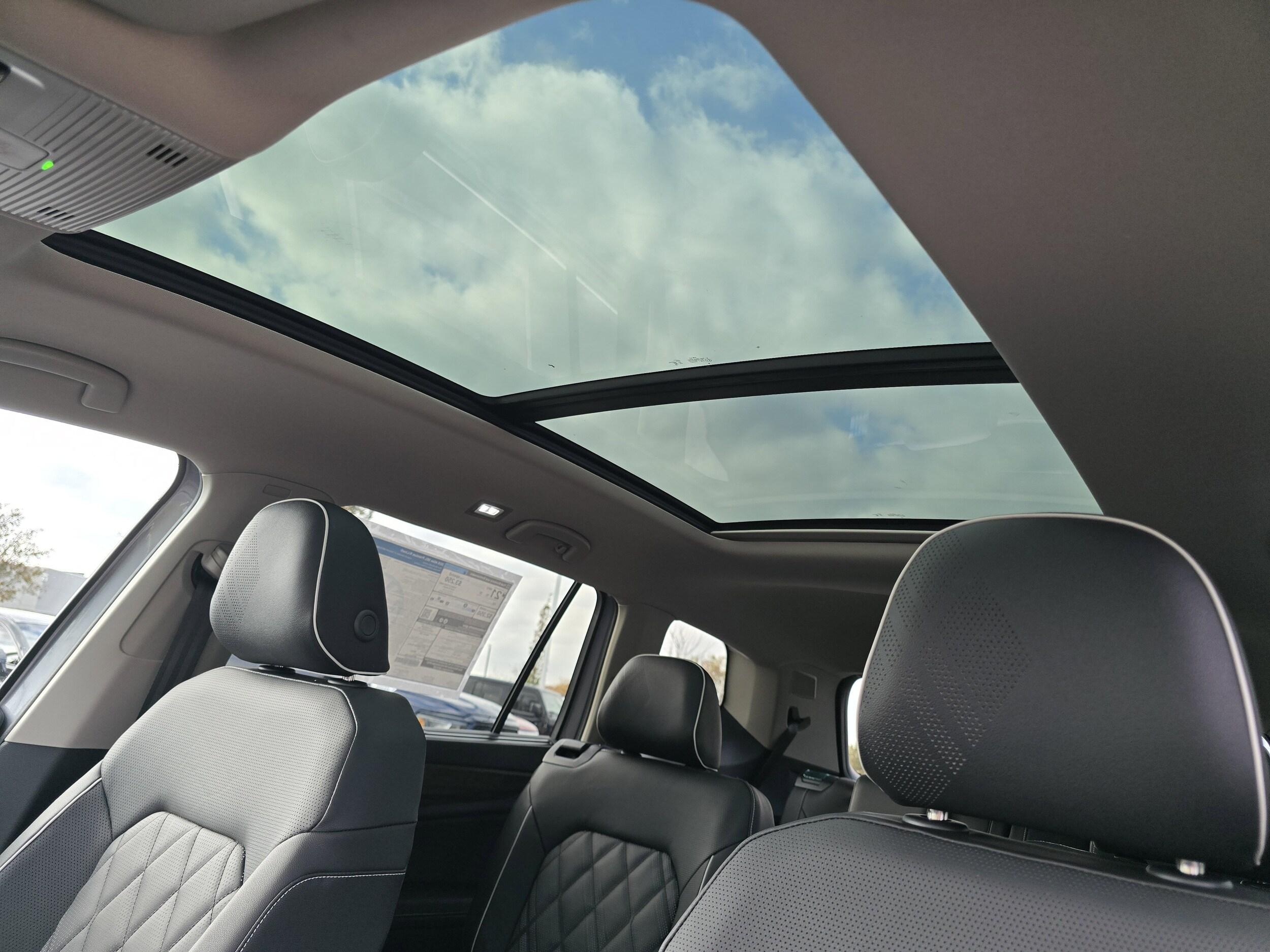 2026 Volkswagen Atlas SEL Premium R-Line photo 2