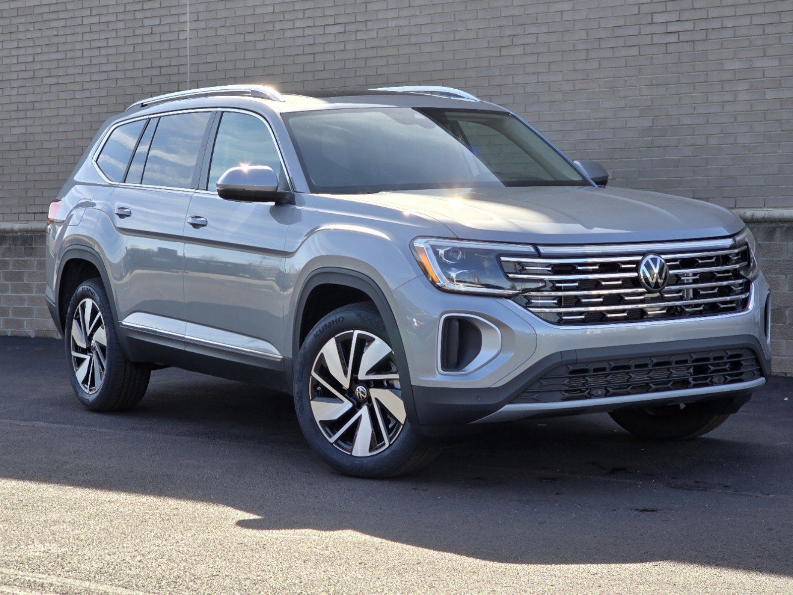 2025 Volkswagen Atlas SEL photo 2