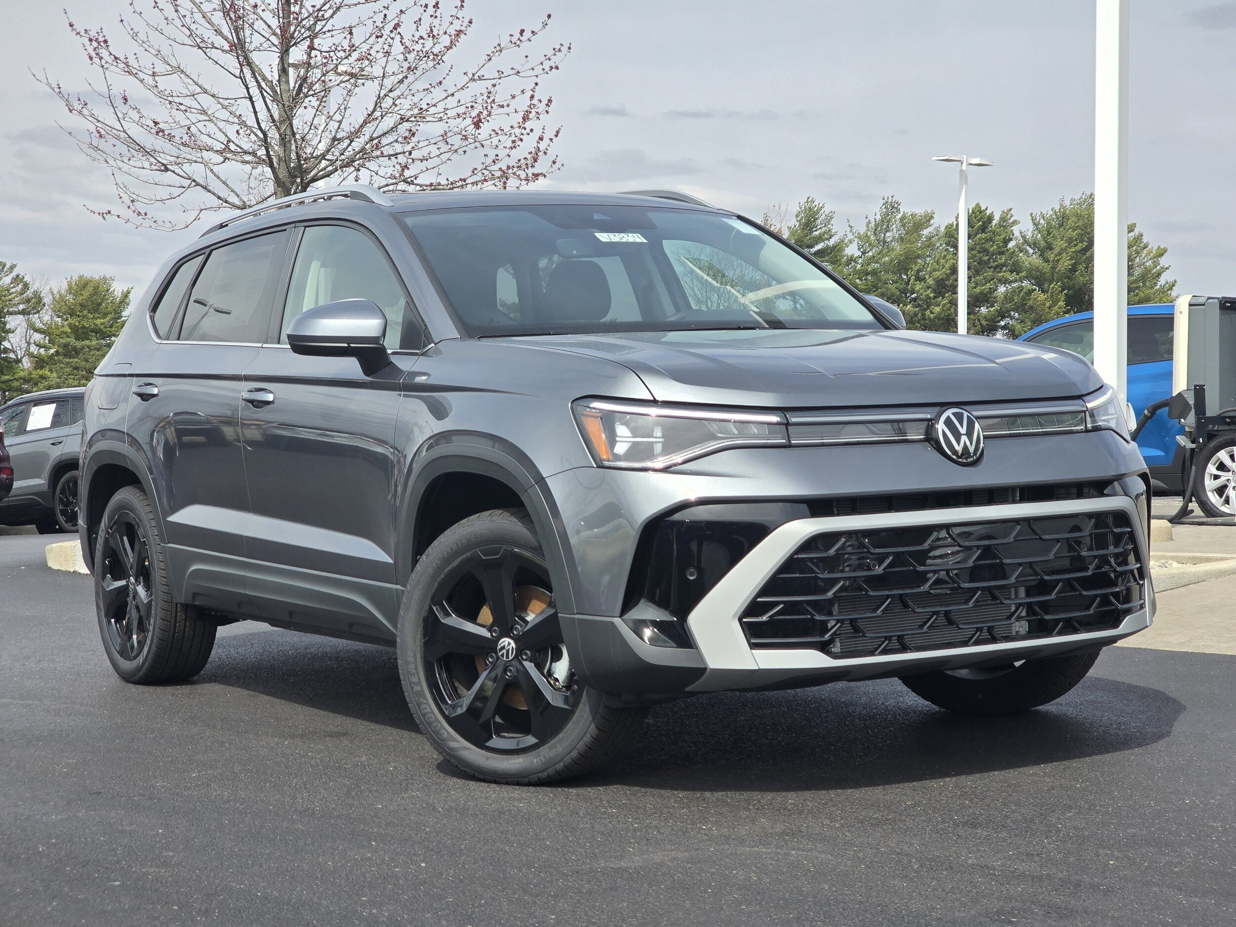 2025 Volkswagen Taos SEL photo 2