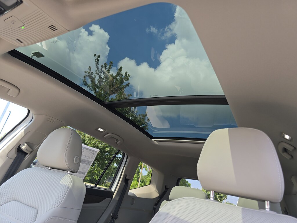 2025 Volkswagen Atlas SEL photo 3