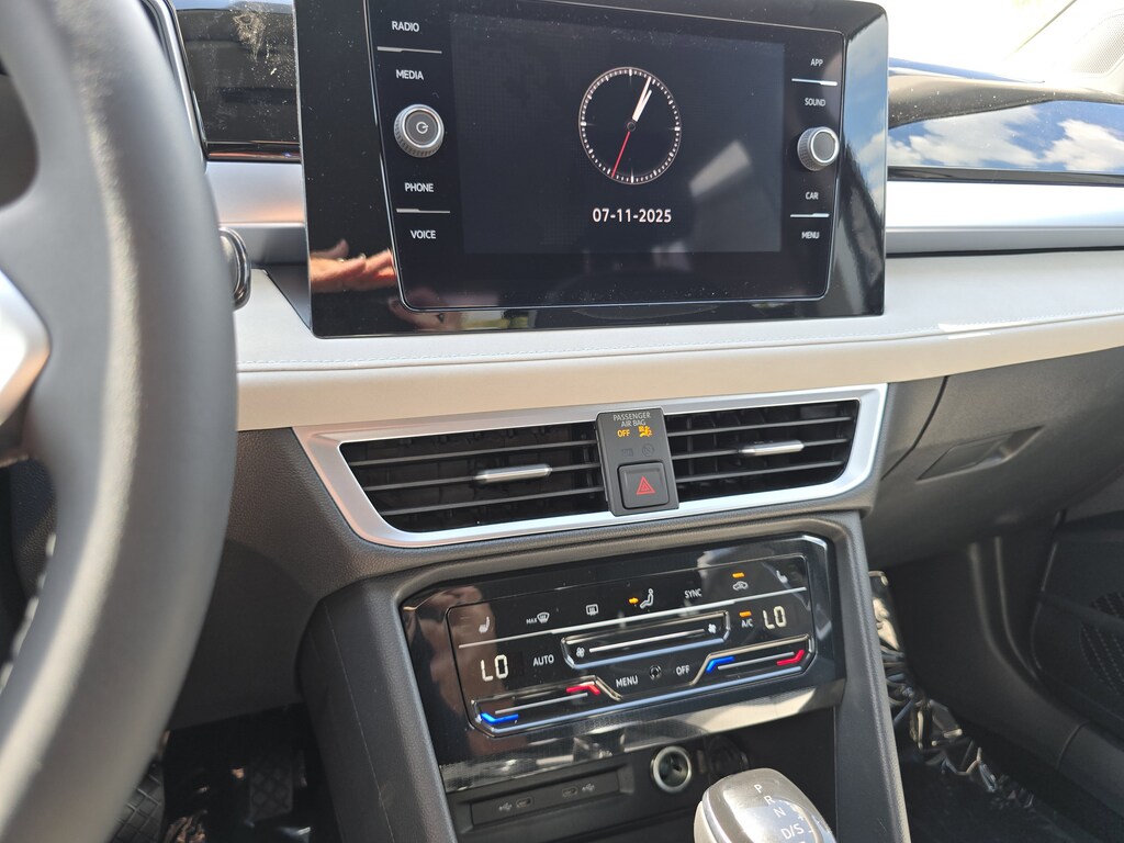 2025 Volkswagen Taos SE photo 4