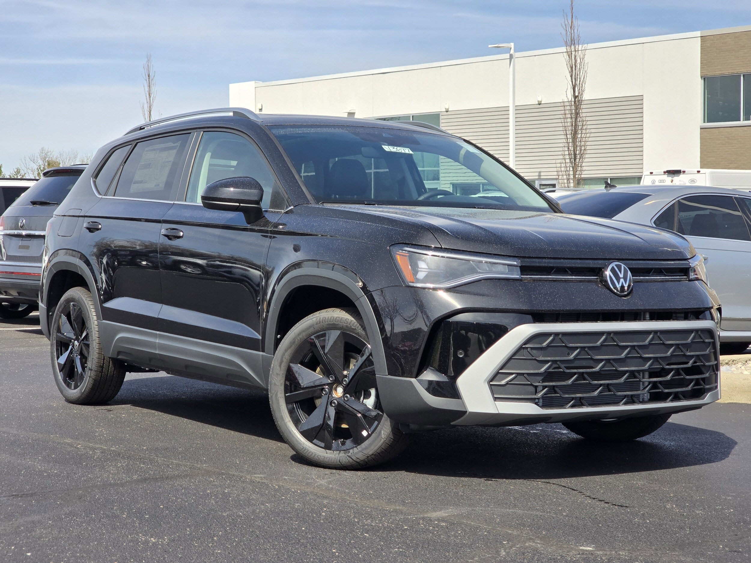 2025 Volkswagen Taos SE photo 2