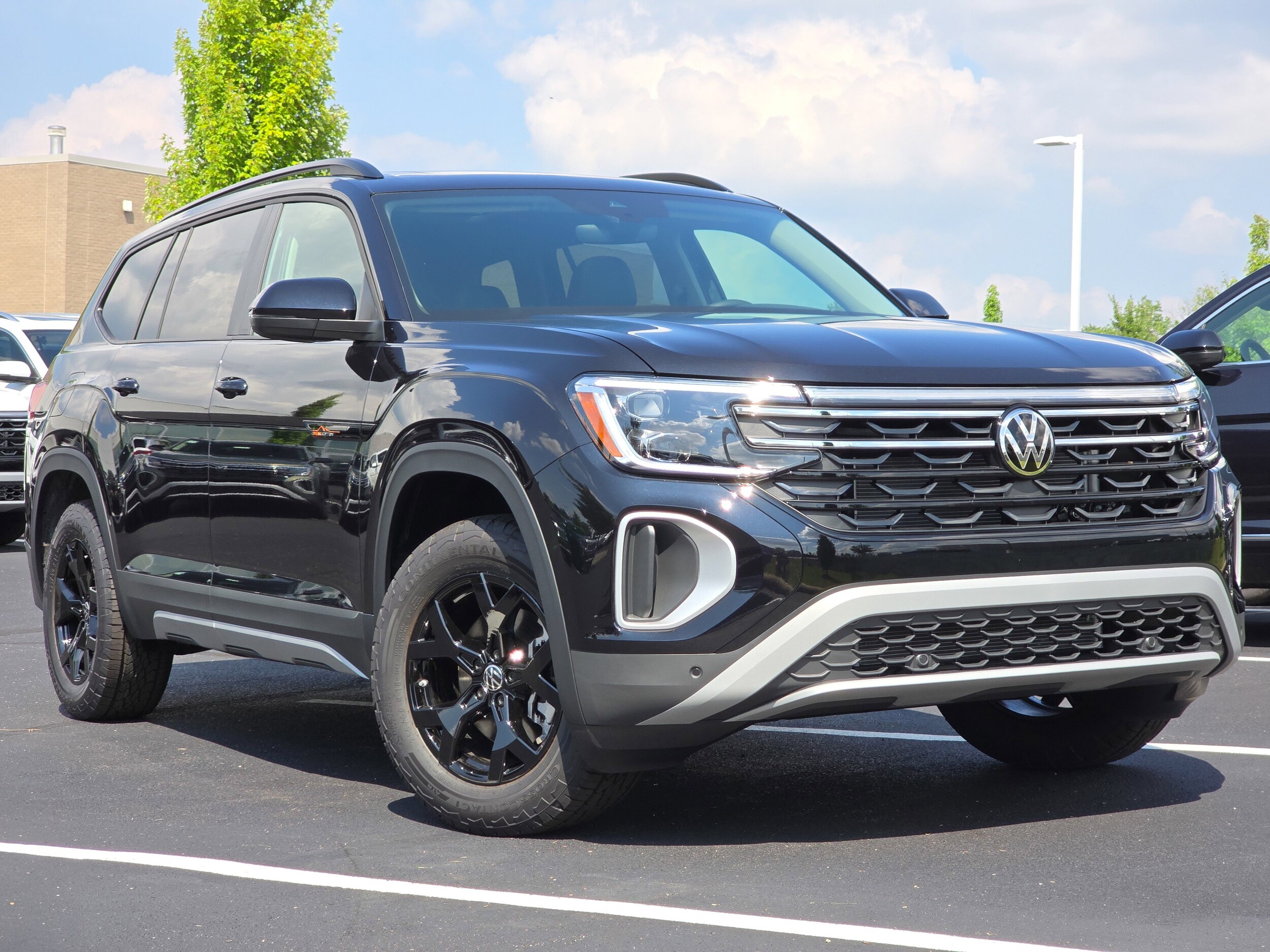 2025 Volkswagen Atlas Peak Edition SE photo 2