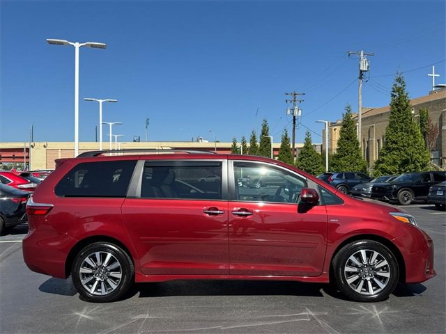 2019 Toyota Sienna Limited XLE Premium photo 2