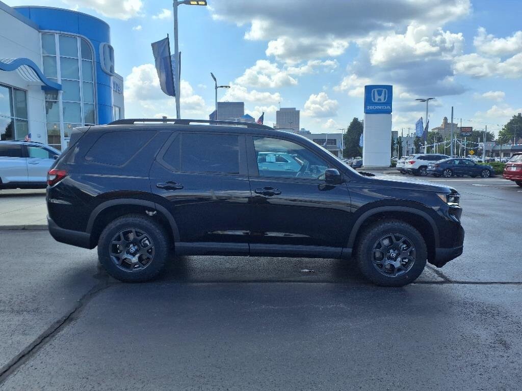 2025 Honda Pilot TrailSport photo 2