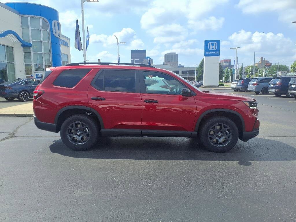 2025 Honda Pilot TrailSport photo 2