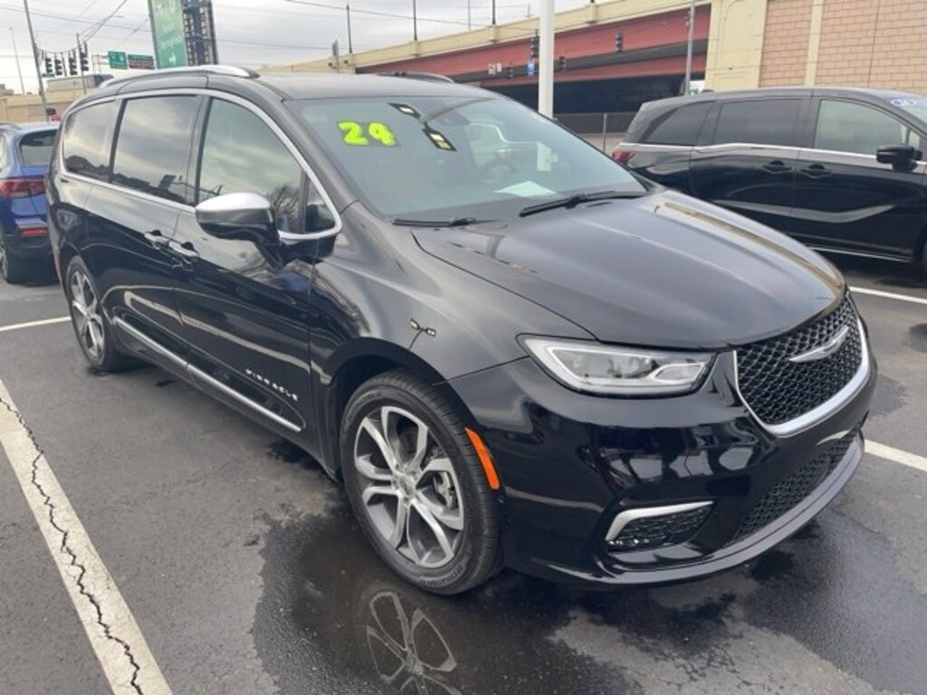 Used 2024 Chrysler Pacifica Pinnacle Van Passenger Van