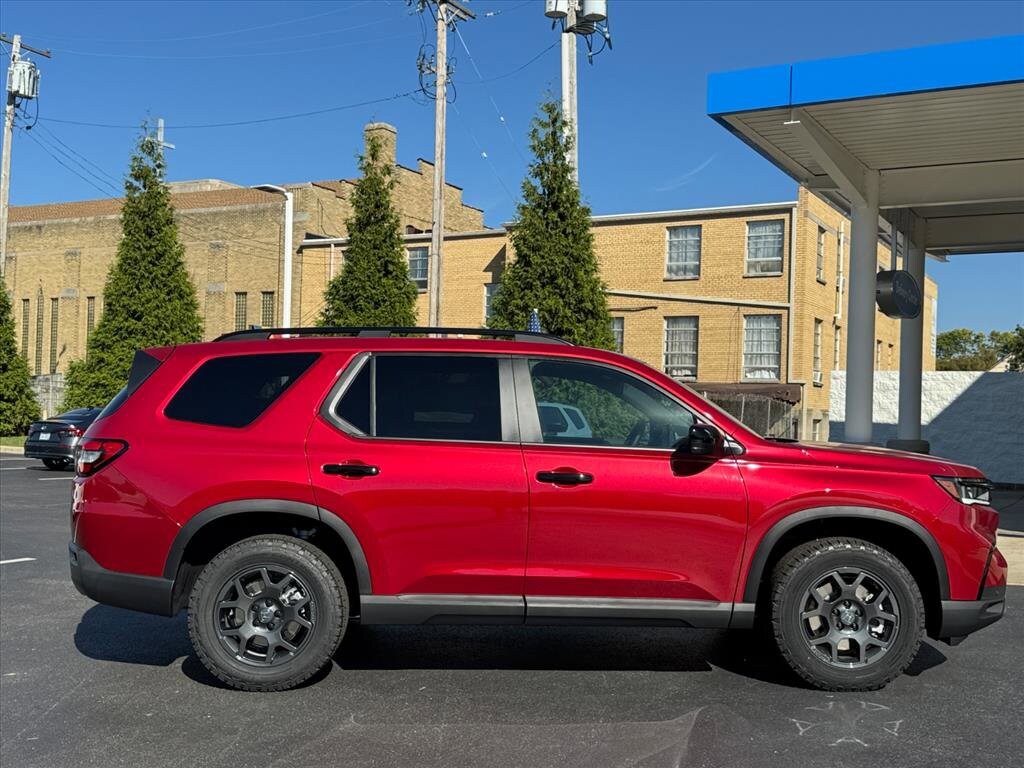 2025 Honda Pilot TrailSport photo 2