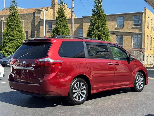2019 Toyota Sienna Limited XLE Premium photo 3